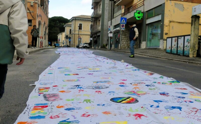 Polverigi abbraccia la pace: la Eco-Bandiera più lunga del mondo colora il centro storico